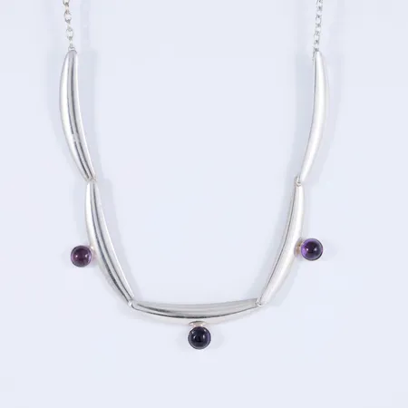 Collier i silver (925/1000) med ametister. Det är 40 cm långt, 2,4 - 13 mm brett och väger 12,5g. Stämplad STERLING DENMARK.
