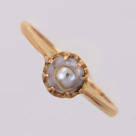 Ring med odlad pärla, stl 16½, bredd 6,2mm, defekt, 18K Vikt: 1,7 g
