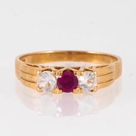 Ring i 18K guld med röd & vita stenar. Den är 2 - 4,1 mm bred, är i storlek 17¼ och väger 3,0g. 