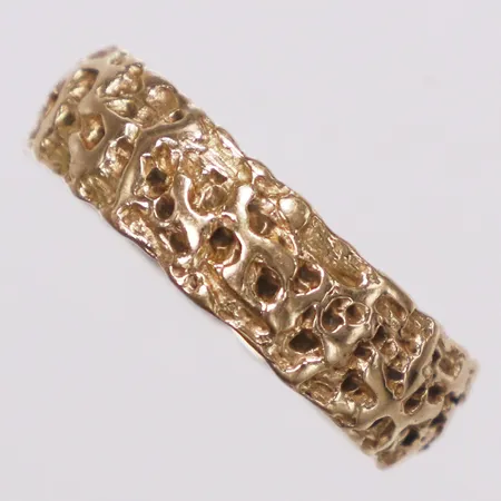 Ring mönstrad, stl 21¼, bredd 6,7mm, gravyr, 18K  Vikt: 7,7 g