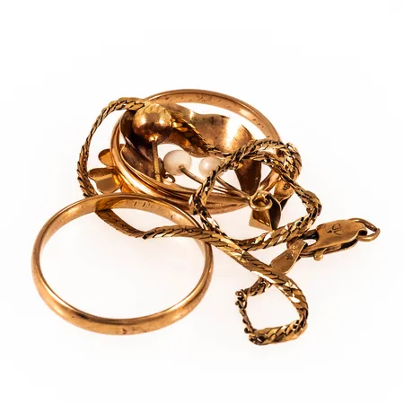 Diverse defekt/graverat guld i 18K. Vikt: 8,5g. 