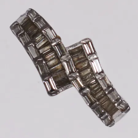 Ring vita stenar, stl 18, bredd 2,6-10mm, gravyr, repig i skena, 925/1000 silver Vikt: 3,7 g