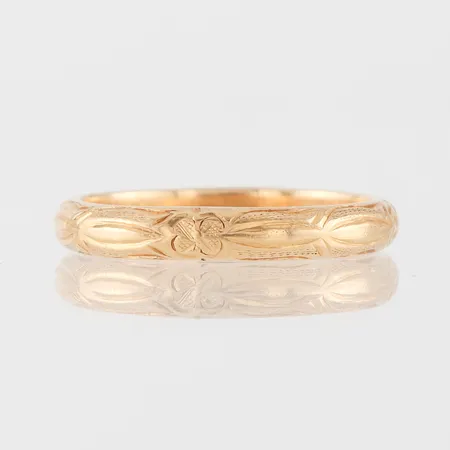Ring 20k med gravyr,storlek 18 mm,bredd 3.3 mm. Vikt: 4,5 g