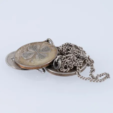 Diverse defekt/graverat silver. Vikt: 15,6g.