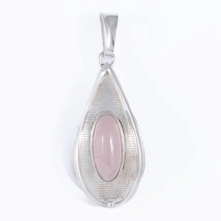 Hänge i silver (830/1000): Droppformad med en cabochonslipad Rosenkvarts 14 x 6 mm. Det är 16,5 mm brett, 43 mm långt inkl. ögla och väger 4,1g. 