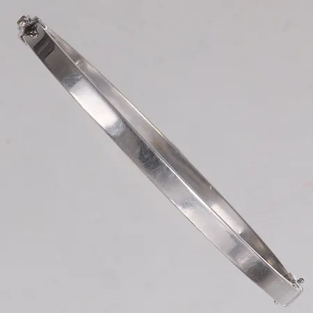 Armring öppningsbar, mått ca 63x48mm, bredd 4mm, ihålig, smärre bucklor, ostämplad, vitguld, 14K Vikt: 6,4 g