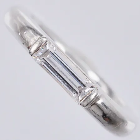 Ring med vit sten Scoop stl: 16½ bredd: ca 3mm, 925/1000 silver Vikt: 4,7 g