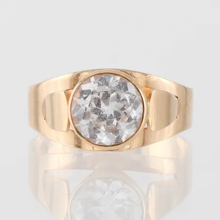 Ring 18k med sten Styletta Guldvaruaktiebolaget,storlek 16 ½ mm,bredd 3.9-8.8 mm. Vikt: 2,4 g