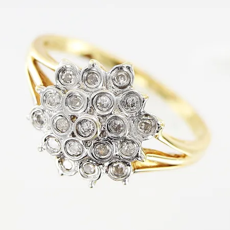 Ring diamanter 19 x ca 0005ct, stl 16¾, bredd 1,5-12mm, 18K Vikt: 2,7 g