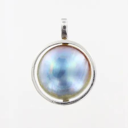 Hänge, imitationspärla Ø13mm, 21x15mm, vitguld, limrester, 18K. Bruttovikt: 2,4gram.  Vikt: 2,4 g