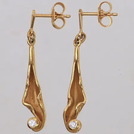 Ett par örhängen med vita stenar, 30mm, 18K Vikt: 3,6 g