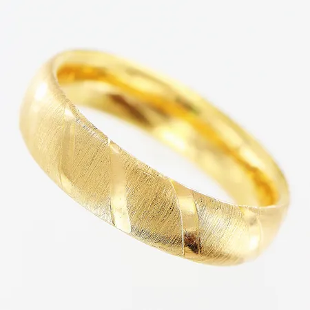 Ring, mönster, stl 18½, bredd 5mm, bucklor, 21K.  Vikt: 2,6 g