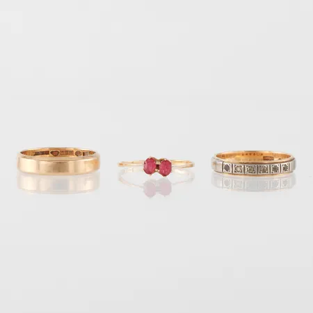 Ringar 3 st 18k med gravyrer och stenar. Vikt: 8,5 g