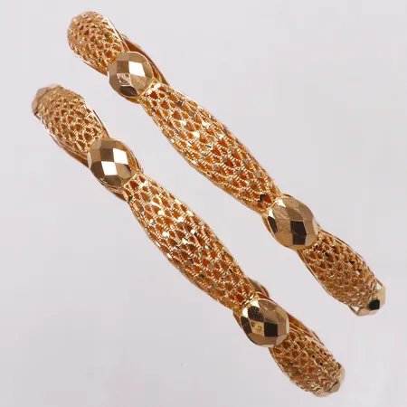 2 Armringar genombrutet mönster, ca Ø64mm, bredd 7-8,4mm, 21K  Vikt: 24,6 g