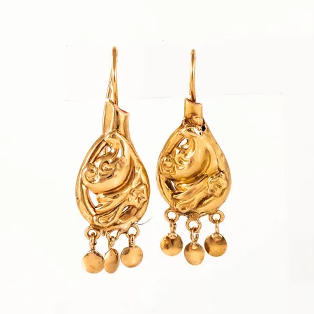 Antika örhängen Allmogestil i 18K guld. De är 13 mm breda, 39 mm långa och väger 3,6g. Stämplad F6 (1884), FL (Frans Linder, Skellefteå), 18K, kattfot.