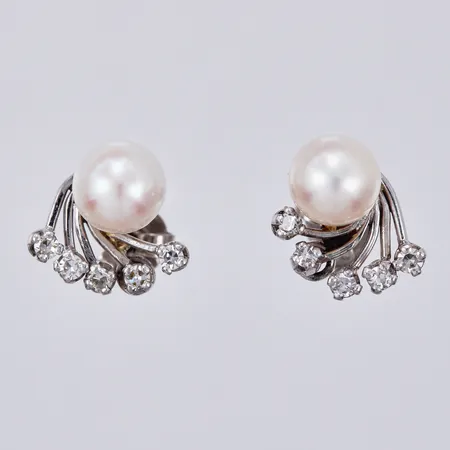 Ett par örhängen odlade pärlor Ø 6mm & diamanter ca 5x0,01ct vardera, 8/8-slipning, ca 12x10mm, 18K Vikt: 3,1 g