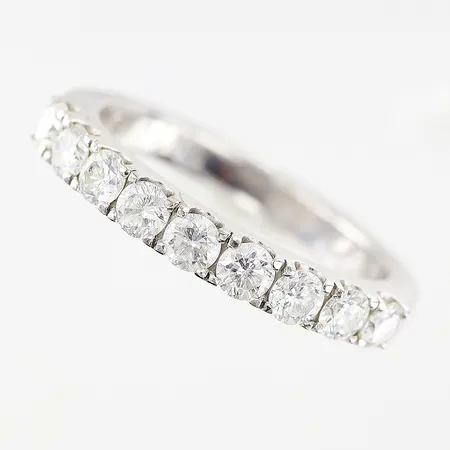 Ring diamanter 0,75ctv, 9st, stl 16½, bredd 2,5mm, GHA, vitguld, gravyr, 18K Vikt: 4,8 g