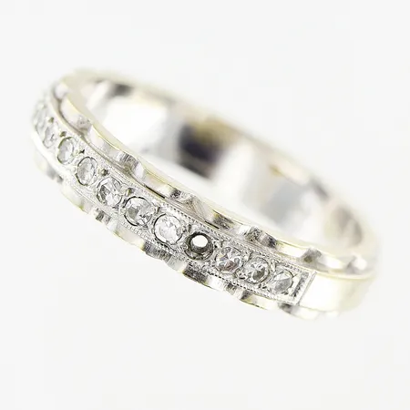 Ring, diamanter 14st x ca 0,01ct, 8/8-slipade, stl 17½, bredd 4mm, vitguld, 1 diamant saknas, 18K.  Vikt: 5 g
