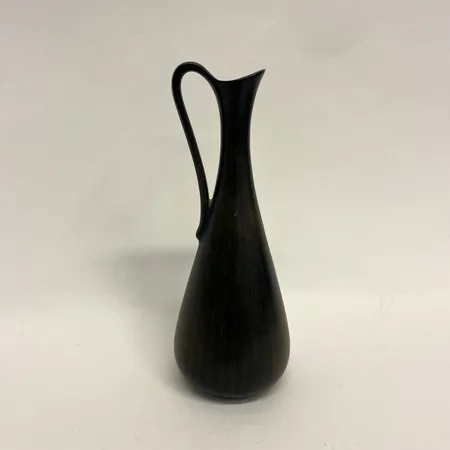 Hänkelvas, design Gunnar Nylund, Rörstrand, höjd 20cm, brunglaserat stengods. Vikt: 0 g Skickas med postpaket.