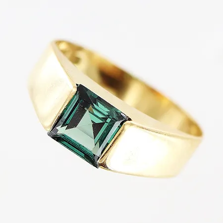 Ring grön sten stl 14¼, bredd 3-4,5mm, mindre nagg, 18K  Vikt: 1,7 g