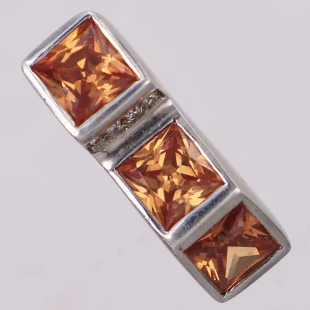 Ring med orangea stenar samt mindre vita stenar, stl 15¾, bredd 5,4-7,7mm, 925/1000 silber. Bruttovikt: 9,4g Vikt: 9,4 g