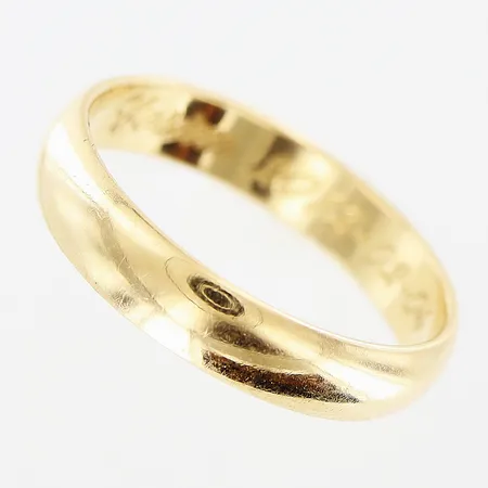 Ring, slät, stl 17, bredd 3,5mm, gravyr, Schalin, 18K.  Vikt: 3,1 g