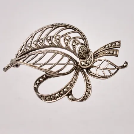 Brosch i silver, mått 32x48mm, Markasiter, 830/1000, vikt 7,33g.