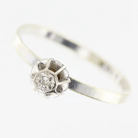 Ring, diamant ca 0,01ct, stl 17½, bredd 1,5-5,5mm, vitguld, 18K.  Vikt: 1,1 g