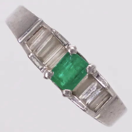Ring baguettslipade diamanter 8 x ca0,10ct, smaragd, stl 17, bredd 2,7-6mm, Platina 950/1000