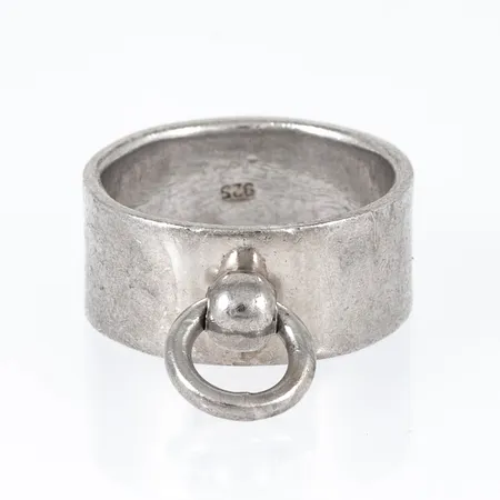 Ring i silver (925/1000) med hängande dekor. Den är i storlek 18½, är 9,5 mm bred och väger 8,9g.