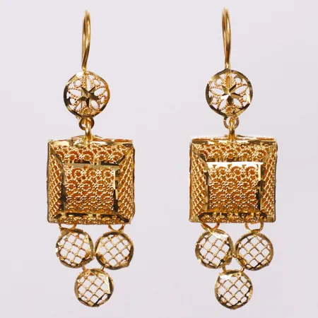 Ett par örhängen genombrutet mönster, 50x15mm, 21K  Vikt: 6,1 g