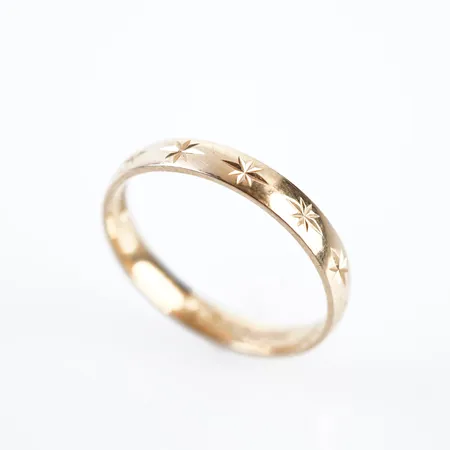 Ring, stl 20(63), bredd 3,5mm, 18k, gravyr Vikt: 3,9 g