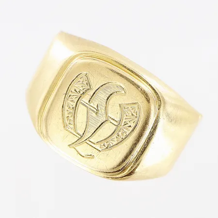 Klackring, stl 14¼, bredd 3-11mm, monogramgravyr, skev skena, 18K  Vikt: 3,3 g