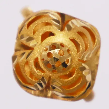 Ring genombrutet mönster, stl 17½, bredd 4,8-15mm, reglerbar skena, bucklig, 21K  Vikt: 2 g
