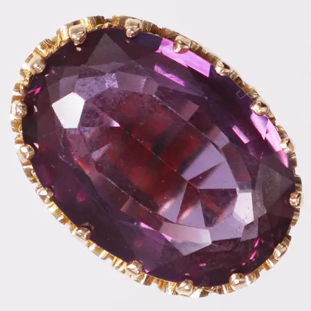 Ring troligen syntetisk lila safir, stl 18, bredd 5,4-27mm, 18K  Vikt: 18 g