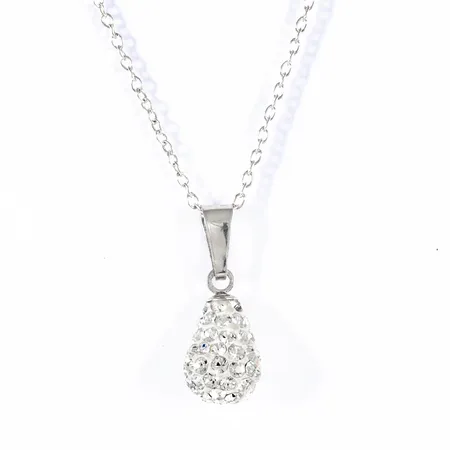 Hänge Droppe i silver (925/1000) med kristaller. Det är 7 mm brett, 18,5 mm långt inkl. ögla. Kedja (tunn ankarlänk) 42/45 cm medföljer. Karbinhake. Vikt: 1,8g.