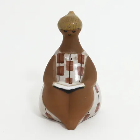 Figurin Lisa Larson "Charlotta" Gustavsberg, ur serien ABC-flickorna, höjd ca 16,5cm, etikett samt stämpelmärkt Skickas med postpaket.