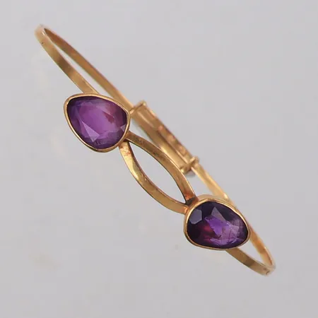 Armring med lila stenar, Ø5,5cm, bredd 8,9mm, justerbar, 18K  Vikt: 8,2 g