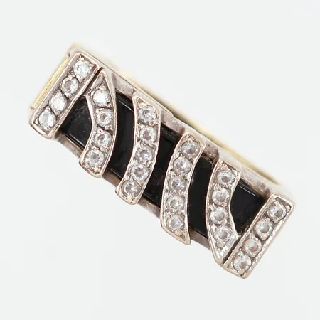 Ring med vita samt svarta stenar, stl ca, 16½, bredd: 5-8mm, skev skena, nagg på svart sten, 14K Vikt: 9,3 g