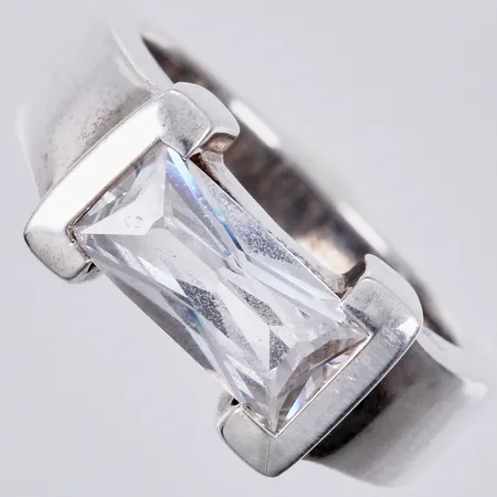 Ring med sten SCOOP stl: ca 15 0190 bredd: ca 3-8mm, 925/1000 silver  Vikt: 5,5 g