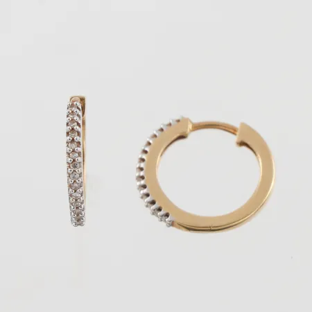 Örhängen paret 18k med små diamanter Guldfynd AB,diameter ca 15.8 mm. Vikt: 3 g