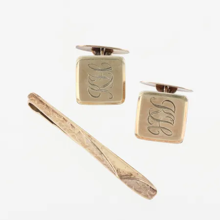 Manschettknappar paret med monogram + slipsnål,förgyllt silver. Vikt: 14,8 g