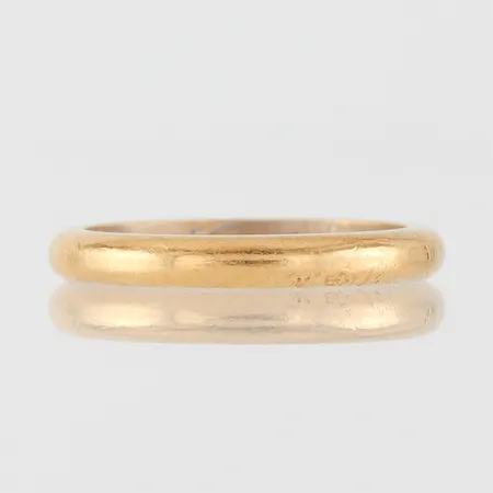 Ring med gravyr 23k,storlek 15 ½ mm,bredd 2.6 mm. Vikt: 3,9 g