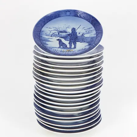 20 jultallrikar Royal Copenhagen Ø ca18cm, 1st 1961, 3st 1971, 1st 1973-1976, 4st 1977, 3st 1978, 1 st 1979, 3st 1978, 1 st 1983 Vikt: 0 g Skickas med paket.