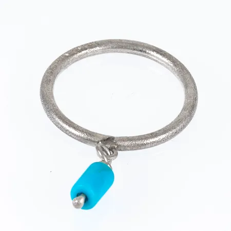 Ring i silver (925/1000) med hängande dekor (turkos sten). Den är i storlek 18¼, är 2 - 4 mm bred och väger 2,4g.