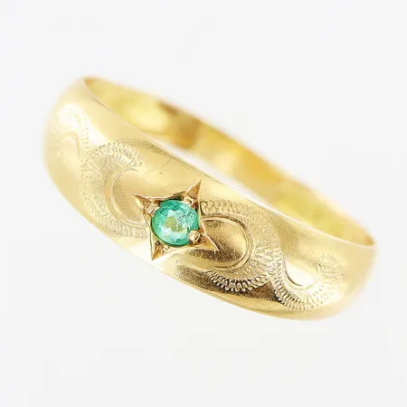 Ring, grön sten, stl 18¼, bredd 2-6mm, skev skena, 18K.  Vikt: 1,3 g