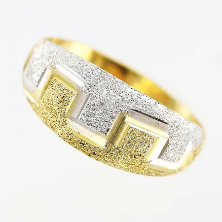 Ring Ø18, vit/gulguld, bredd 3-8mm, 14K Vikt: 1,5 g