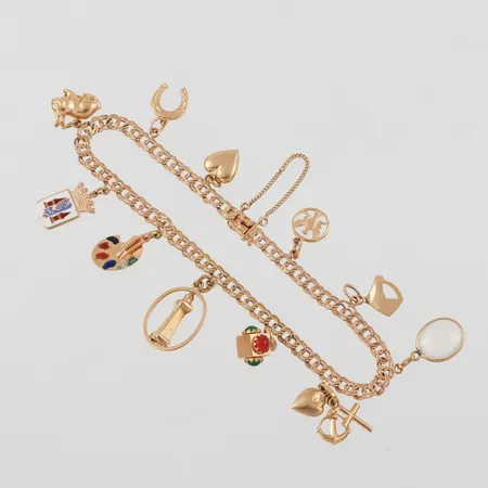 Armband 18k Bismarck med 11 st berlocker, längd ca 21 cm. Vikt: 16,9 g