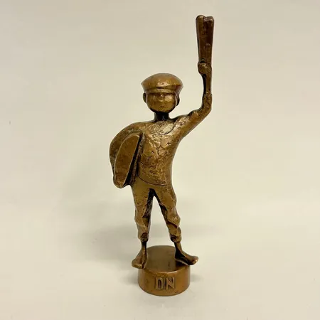 Bronsskulptur, Stig Blomberg, signerad: S.B., Tidningspojken, gjutarmärkt H. Bergman, höjd ca 19cm med personlig gravyr, inga övriga tillbehör.