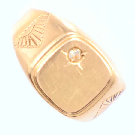 Klackring Ø17¼, liten vit sten, något ojämn i skenan, 18K Vikt: 4,5 g